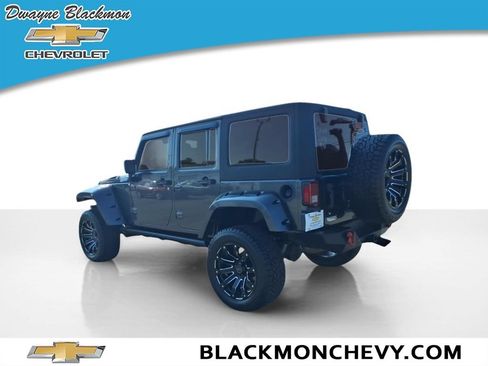 Used 2017 Jeep Wrangler Unlimited Rubicon w/ Connectivity Group AWD/4WD image 5