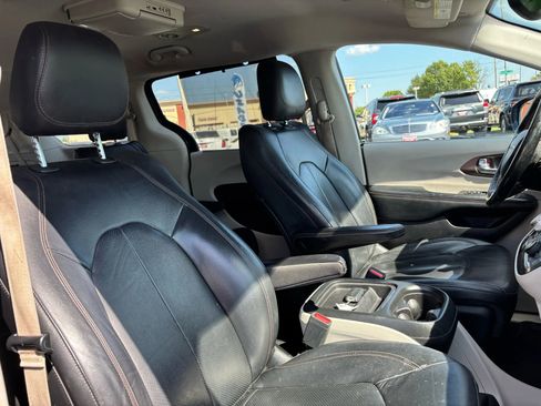 Used 2019 Chrysler Pacifica Touring-L w/ Advanced Safetytec Group FWD image 16