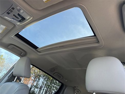 Used 2015 Toyota Sienna L image 32