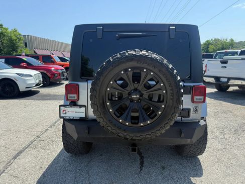 Used 2016 Jeep Wrangler Unlimited Sahara AWD/4WD image 4