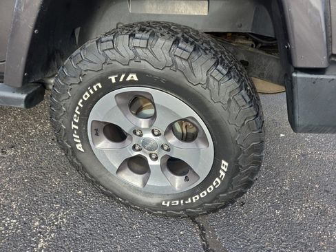 Used 2017 Jeep Wrangler Unlimited Sahara w/ Max Tow Package image 8