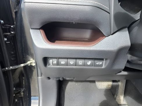 Used 2019 Toyota RAV4 Limited image 18