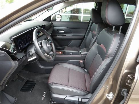 Certified 2025 Nissan Kicks SR image 18