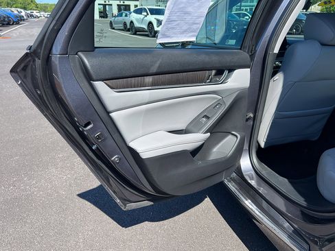Used 2018 Honda Accord Touring image 25