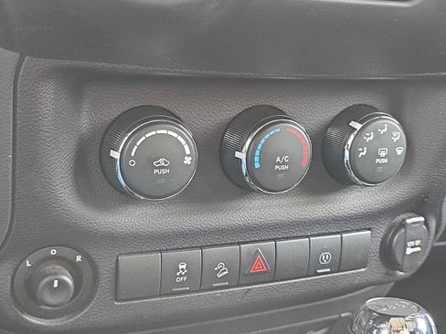 Used 2018 Jeep Wrangler Unlimited Sahara image 16