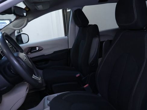 Used 2023 Chrysler Voyager LX image 12