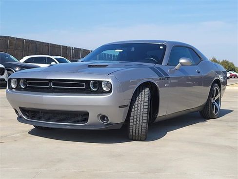 Used 2017 Dodge Challenger R/T image 2
