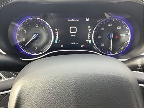 Certified 2024 Chrysler Pacifica Limited image 13