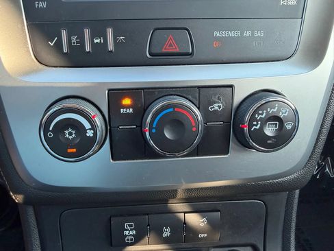 Used 2015 GMC Acadia SLE FWD image 50