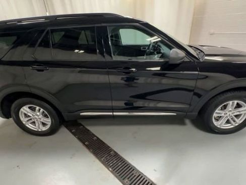 Used 2023 Ford Explorer XLT AWD/4WD image 9