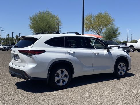 Used 2022 Toyota Highlander L AWD/4WD image 5