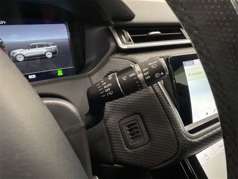 Used 2018 Land Rover Range Rover Velar R-Dynamic SE image 25