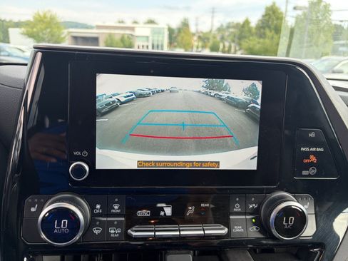 Used 2023 Toyota Highlander XLE FWD image 19