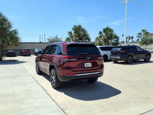 Used 2023 Jeep Grand Cherokee Limited RWD image 3