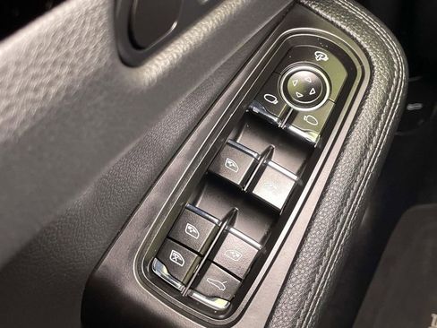 Used 2025 Porsche Macan image 39