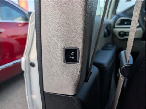 Used 2024 Chrysler Pacifica Touring-L image 19