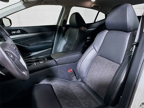 Used 2017 Nissan Maxima SR w/ Midnight Edition image 11