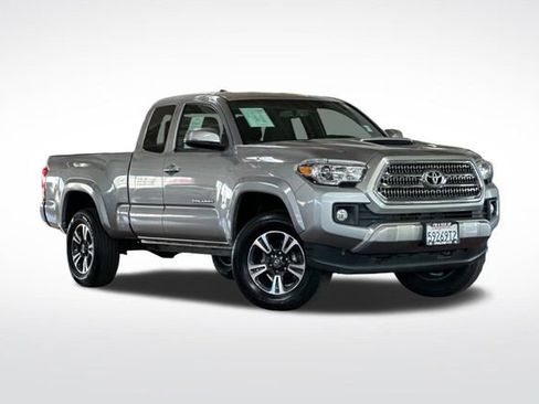 Used 2017 Toyota Tacoma TRD Sport image 2