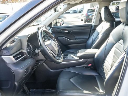 Used 2022 Toyota Highlander XLE FWD image 17