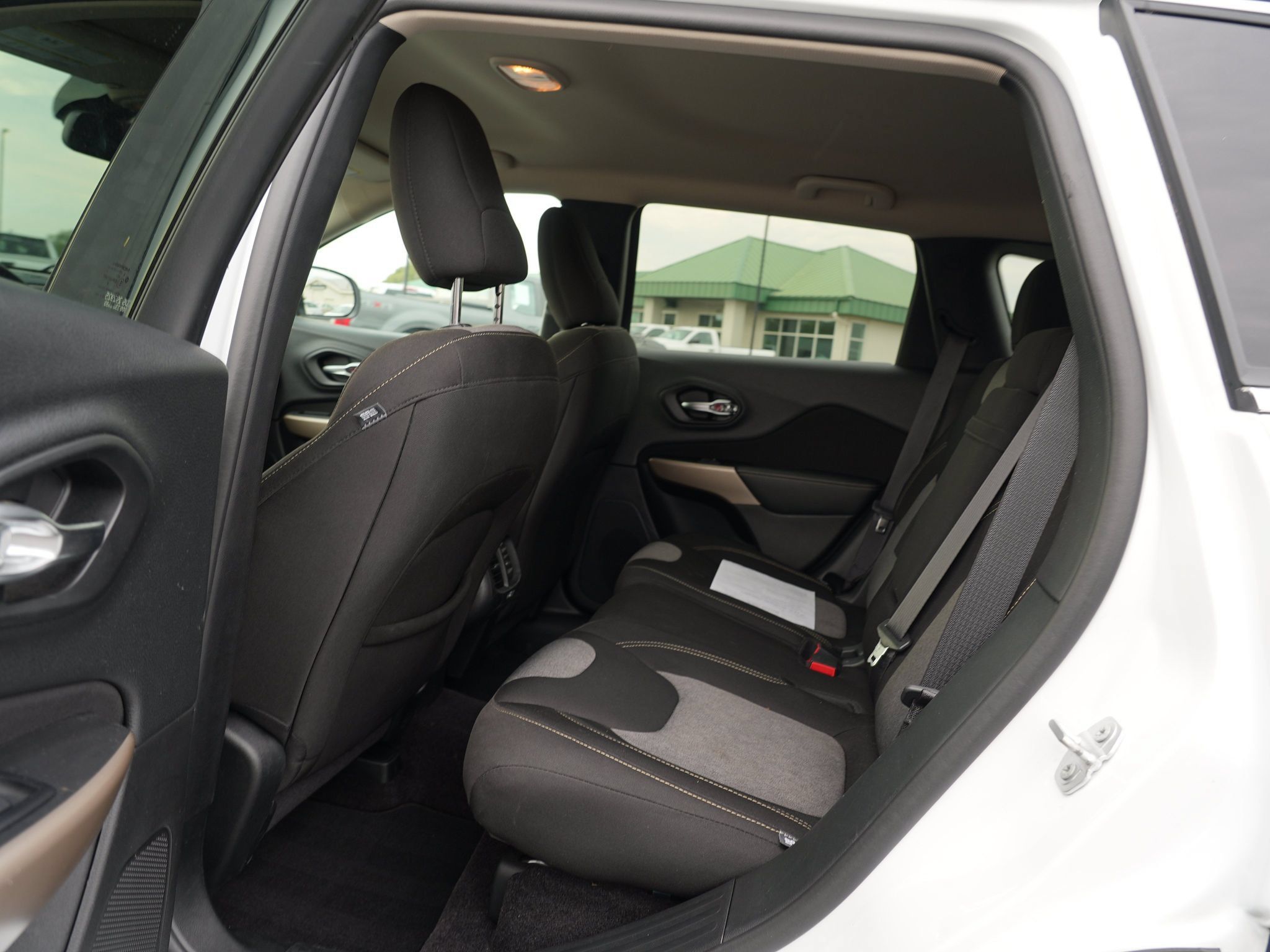 Used 2018 Jeep Cherokee Latitude w/ Safety Group AWD/4WD image 18