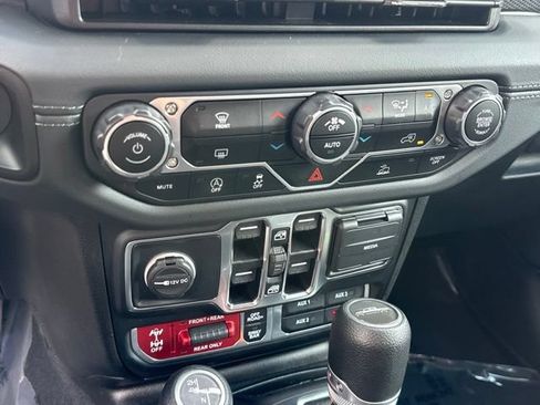 Used 2024 Jeep Gladiator Rubicon w/ Steel Bumper Group AWD/4WD image 6