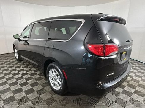 Used 2022 Chrysler Voyager LX FWD image 4