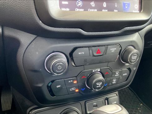 Used 2020 Jeep Renegade Altitude w/ UConnect 8.4 Nav Group AWD/4WD image 33
