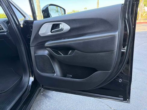 Used 2024 Chrysler Pacifica Touring FWD image 20