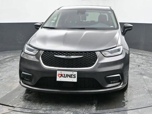 Used 2023 Chrysler Pacifica Touring-L image 4