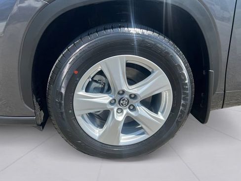 Used 2023 Toyota Highlander LE AWD/4WD image 9