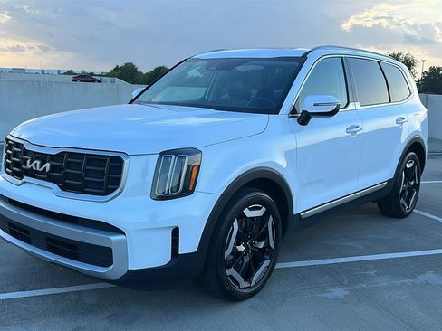 Used 2025 Kia Telluride S FWD image 9
