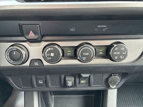 Used 2020 Toyota Tacoma SR5 AWD/4WD image 8