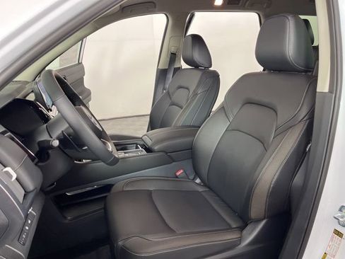 New 2025 Nissan Pathfinder SL image 18