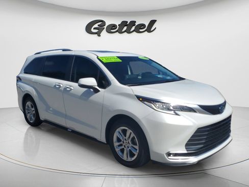 Used 2023 Toyota Sienna Limited FWD image 3