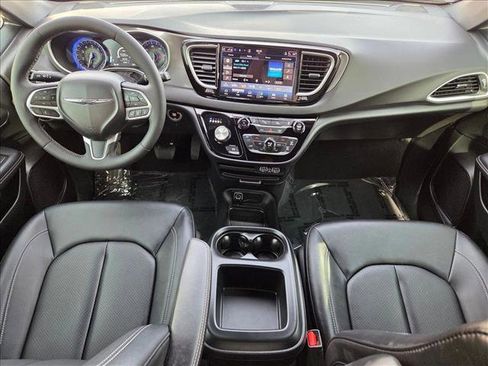 Used 2025 Chrysler Voyager LX FWD image 16