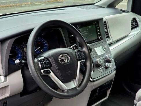 Used 2019 Toyota Sienna LE w/ LE Preferred Package FWD image 11