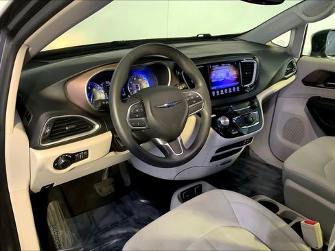 Used 2017 Chrysler Pacifica Touring image 17