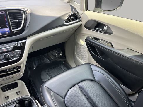 Used 2023 Chrysler Pacifica Touring-L FWD image 15