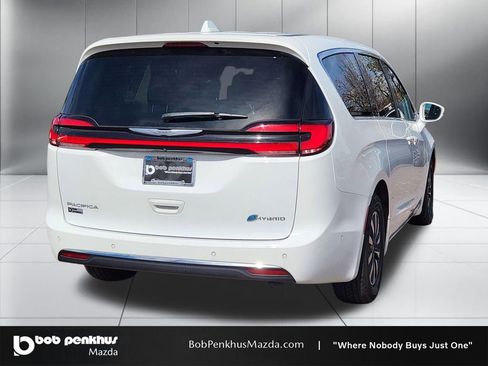 Used 2022 Chrysler Pacifica Touring-L w/ Uconnect Theater Family Group image 24