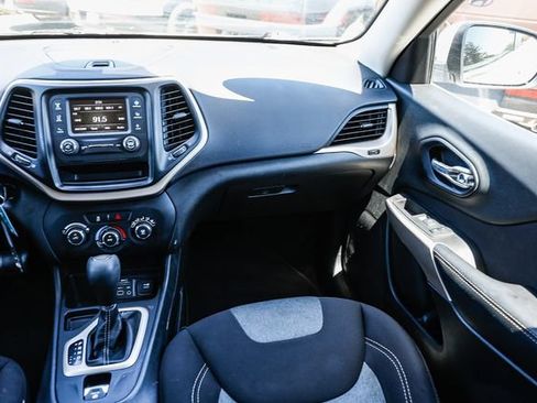 Used 2018 Jeep Cherokee Latitude FWD image 18