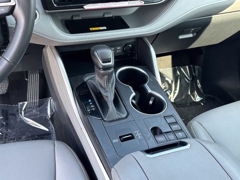 Certified 2024 Toyota Highlander XLE FWD image 35