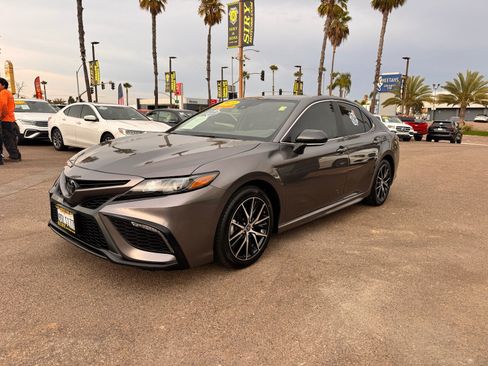 Used 2023 Toyota Camry SE FWD image 3