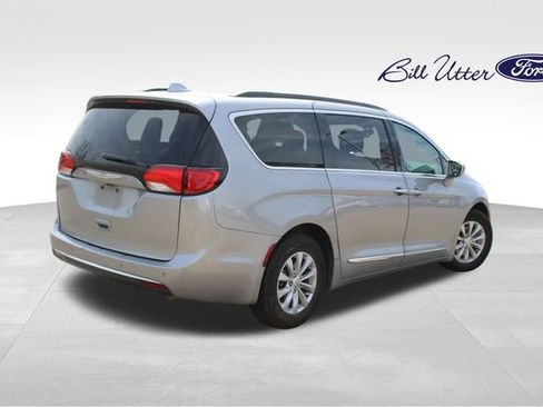 Used 2017 Chrysler Pacifica Touring-L image 5