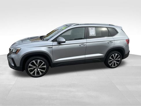 Used 2024 Volkswagen Taos SE image 4