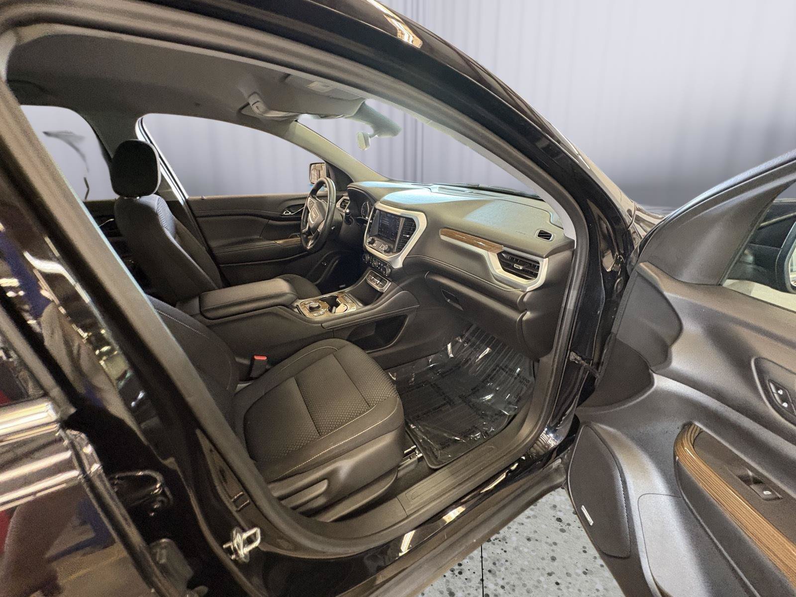 Used 2022 GMC Acadia SLE w/ Driver Convenience Package FWD image 11
