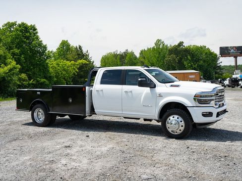 New 2026 RAM 4500 4x4 Crew Cab DRW w/ Laramie Trim Package image 27