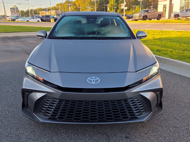 Used 2025 Toyota Camry SE w/ Convenience Package FWD image 2