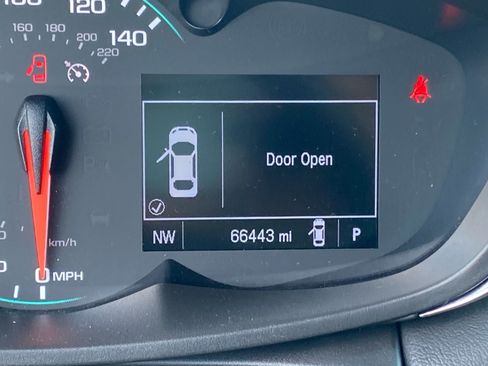 Used 2021 Chevrolet Trax LT w/ LT Convenience Package AWD/4WD image 21