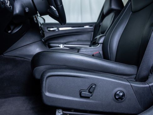 Used 2018 Chrysler 300 Limited image 15