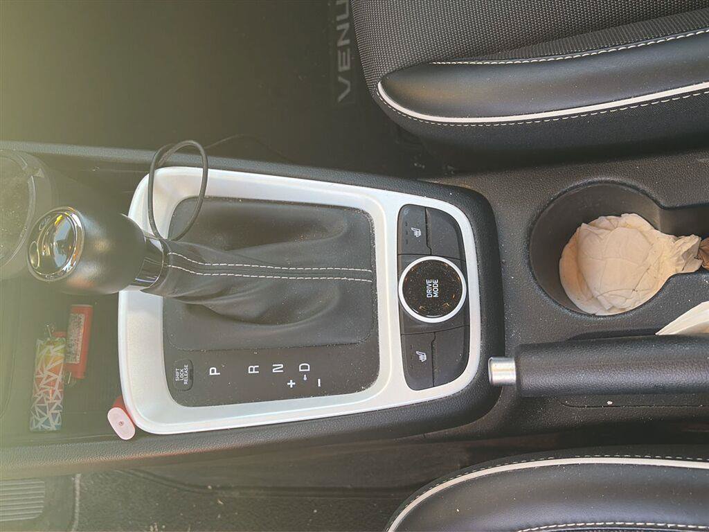 Certified 2022 Hyundai Venue Limited FWD image 16